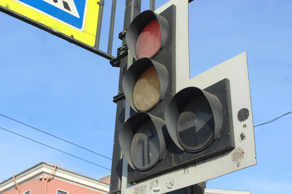 В Петербурге усилили контроль за чистотой дорожных знаков и светофоров зимой